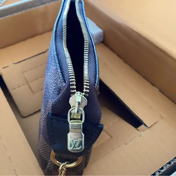 Louis Vuitton LV Mini Pouchette - Picture 6 of 8